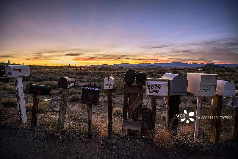 美国亚利桑那州66号公路日落时分的邮箱图片素材