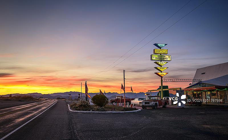 美国亚利桑那州66号公路古董车加油站图片素材
