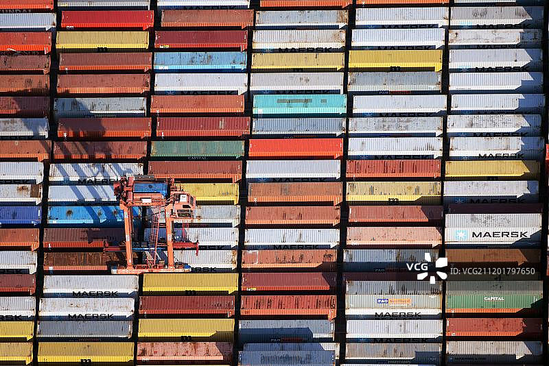 德国汉堡布查德凯码头，门式托盘车运输集装箱鸟瞰图片素材