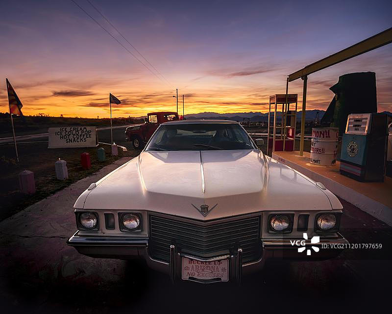 凯迪拉克老爷车：美国66号公路安塔瑞斯游客中心日落景观图片素材