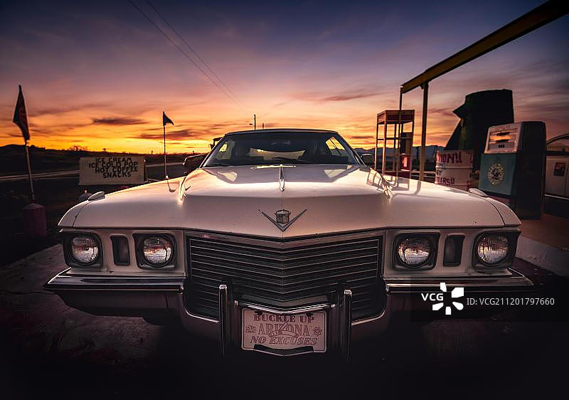凯迪拉克老爷车：美国66号公路安塔瑞斯游客中心日落景观图片素材