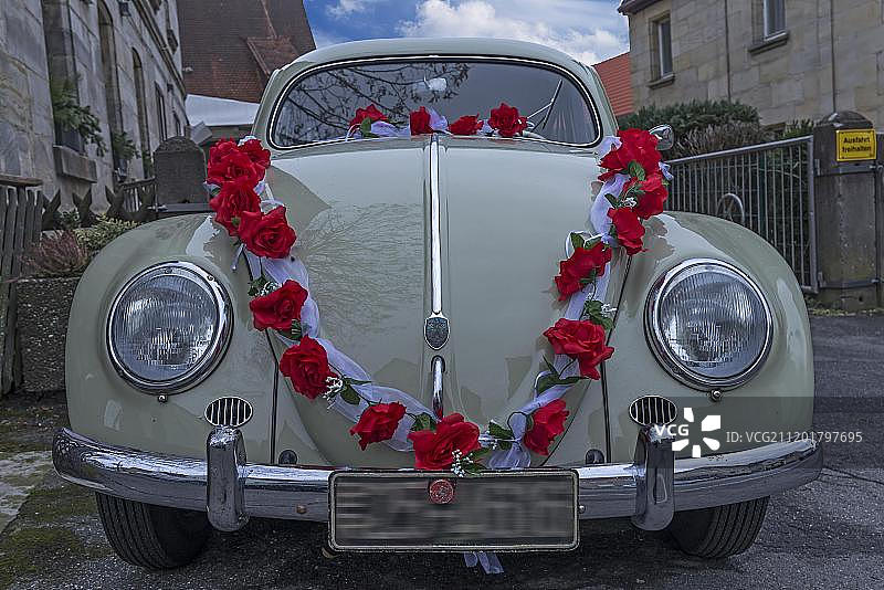 1955年大众甲壳虫老爷车婚礼装饰，德国巴伐利亚图片素材