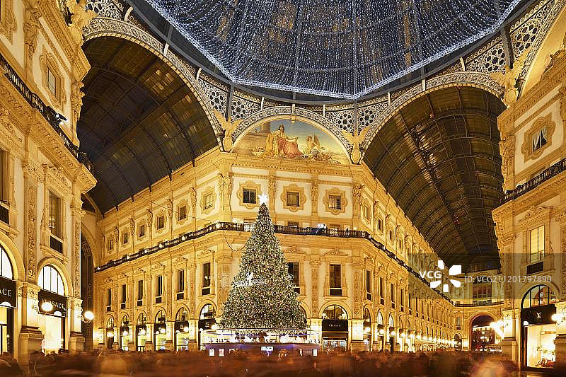 米兰维多利奥·埃马努埃莱二世拱廊街的圣诞树和灯光图片素材
