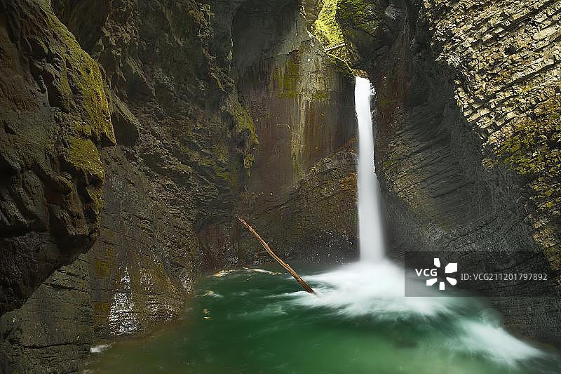 科兹亚克瀑布，靠近科巴里德，索卡山谷，特里格拉夫国家公园，斯洛文尼亚，欧洲图片素材