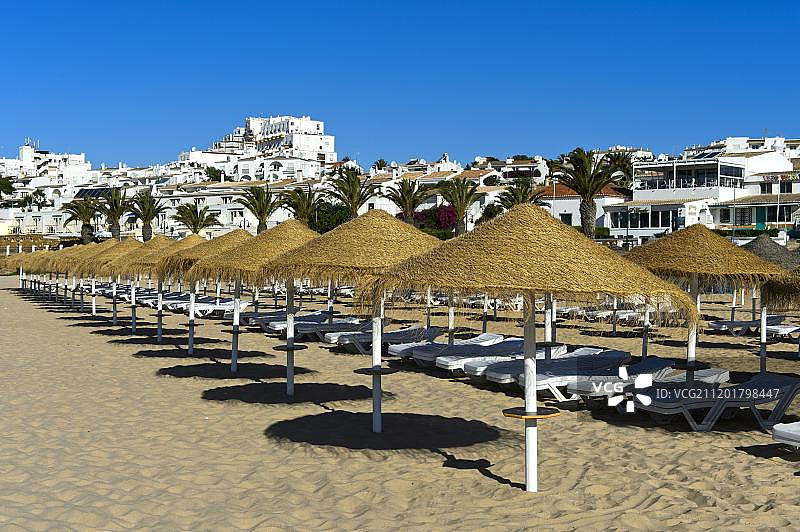 葡萄牙阿尔加维卢斯海滩上的日光浴床图片素材