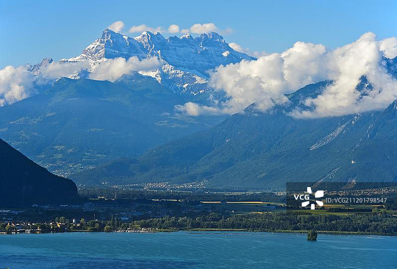 从莱芒湖看米迪山脉，瑞士瓦莱州图片素材