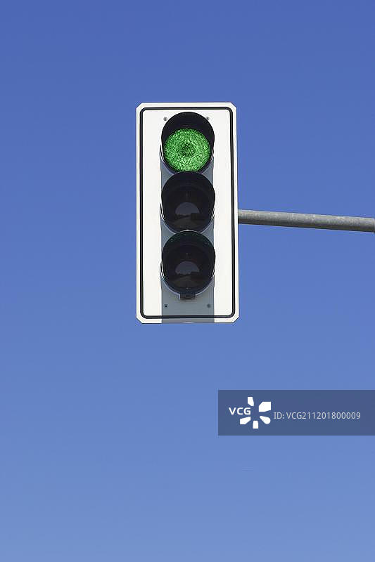 蓝天中的绿色交通灯图片素材