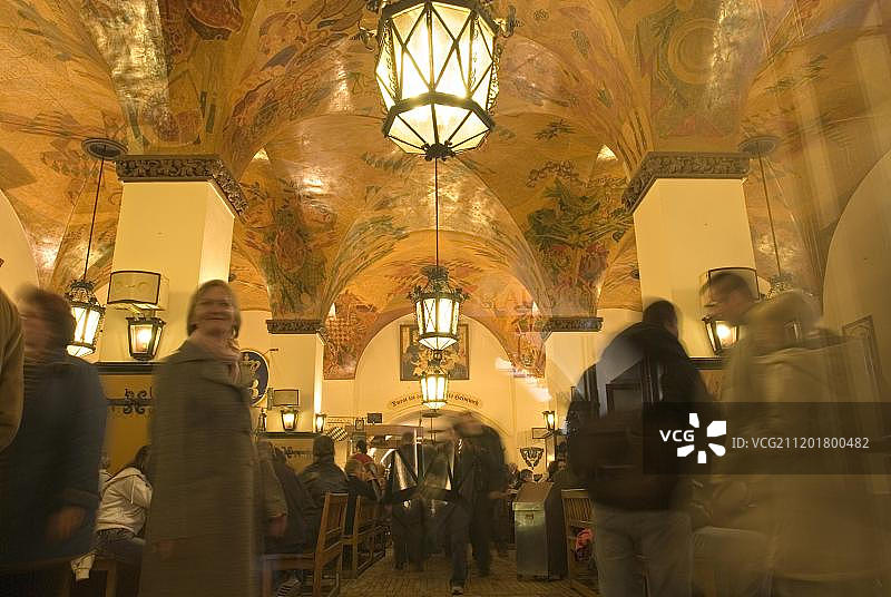 德国巴伐利亚慕尼黑皇家啤酒屋大厅概览图片素材