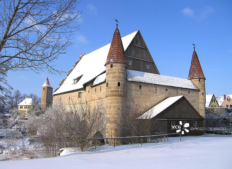 德国巴伐利亚丁克斯比尔的历史悠久的磨坊图片素材