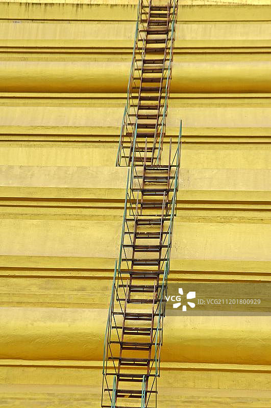 带有楼梯的金色穹顶，仰光大金塔，缅甸图片素材