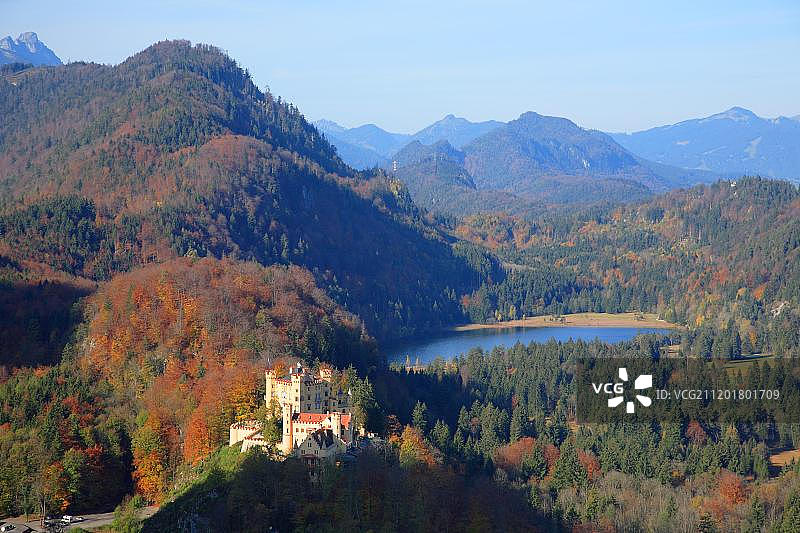 德国巴伐利亚州施万高，清晨光线下的天鹅湖和霍亨施万高城堡图片素材