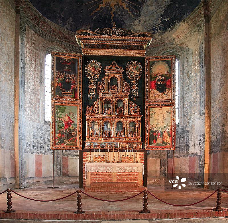 意大利皮埃蒙特萨卢佐附近斯塔法达修道院的主祭坛与多联画图片素材