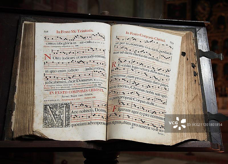 意大利皮埃蒙特萨卢佐附近斯塔法达熙笃会修道院的历史赞美诗集图片素材