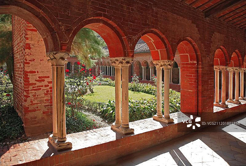 意大利皮埃蒙特萨卢佐附近斯塔法达熙笃会修道院的回廊图片素材