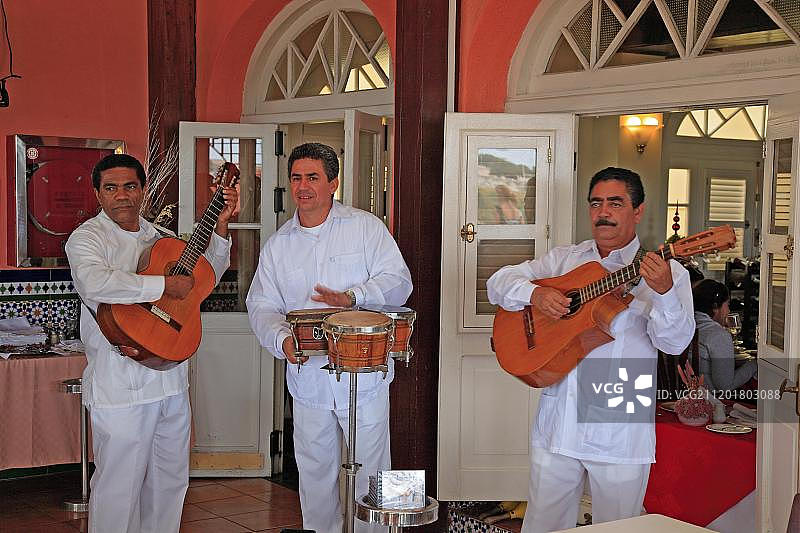 古巴哈瓦那安博斯蒙多斯酒店海明威酒吧的乐队演奏图片素材