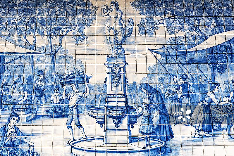 丰沙尔的喷泉、市场和瓷砖画街景，马德拉图片素材