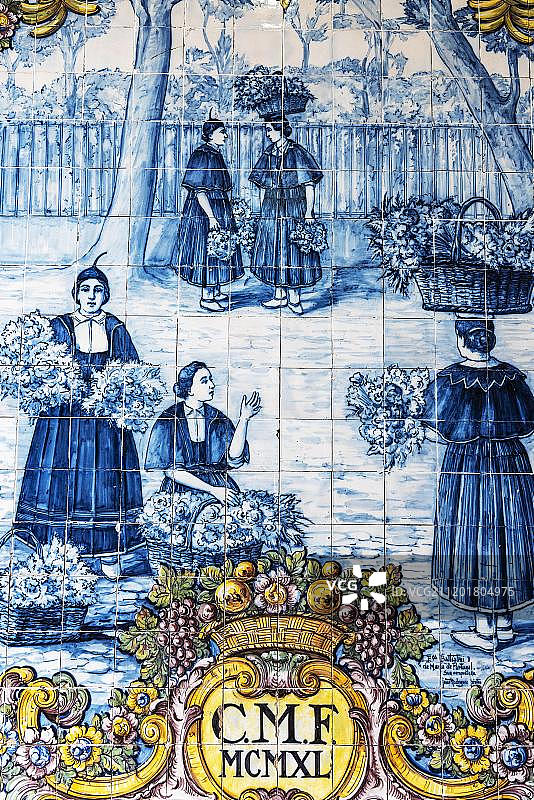 葡萄牙马德拉丰沙尔市场：售卖鲜花的妇女与瓷砖画街景图片素材