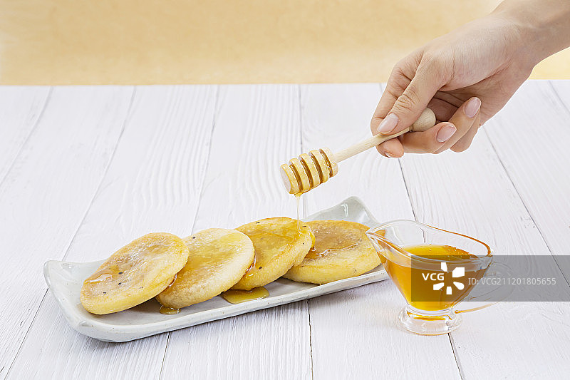 韩国人在冬季享用各种小吃：受欢迎的冬季小吃有红豆包、鱼饼等图片素材