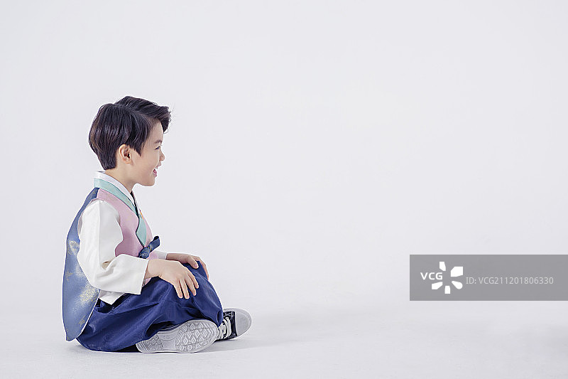 孩子们穿着彩虹色韩服图片素材