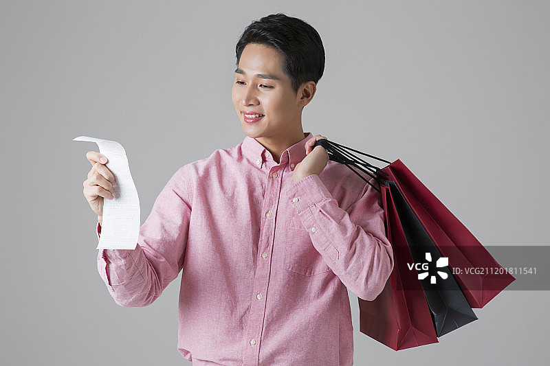 有魅力的年轻男人促销时尚购物概念图片素材