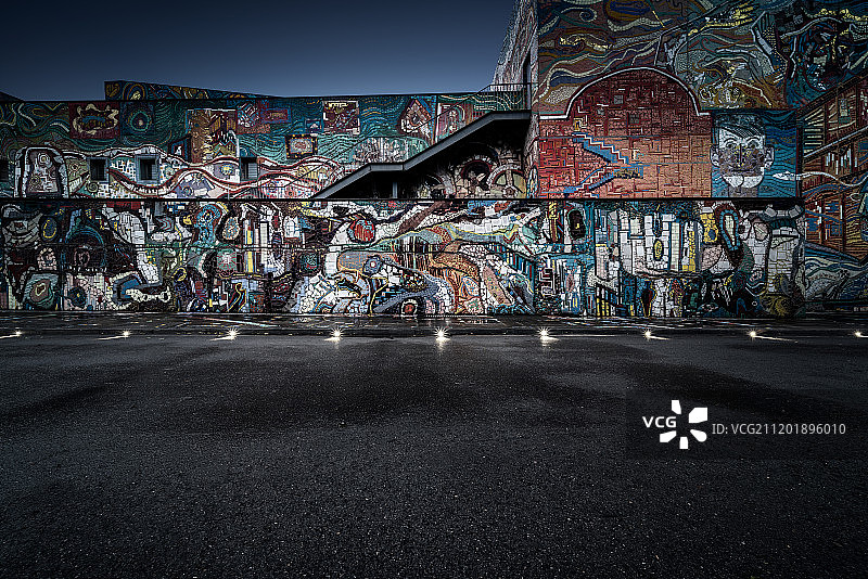 夜晚中发亮的城市涂鸦道路Midnight City Road图片素材