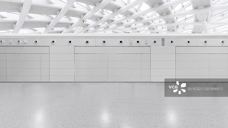具有光洁地面卷帘门背景的现代机场大厅图片素材