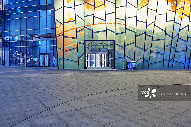艺术设计风格的摩天大楼建筑外部和门前广场夜景图片素材