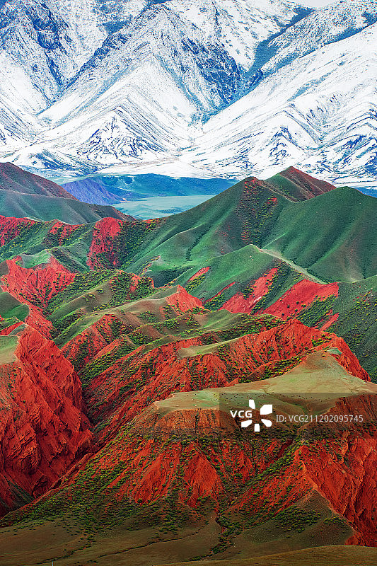 春天里的努尔加大峡谷图片素材