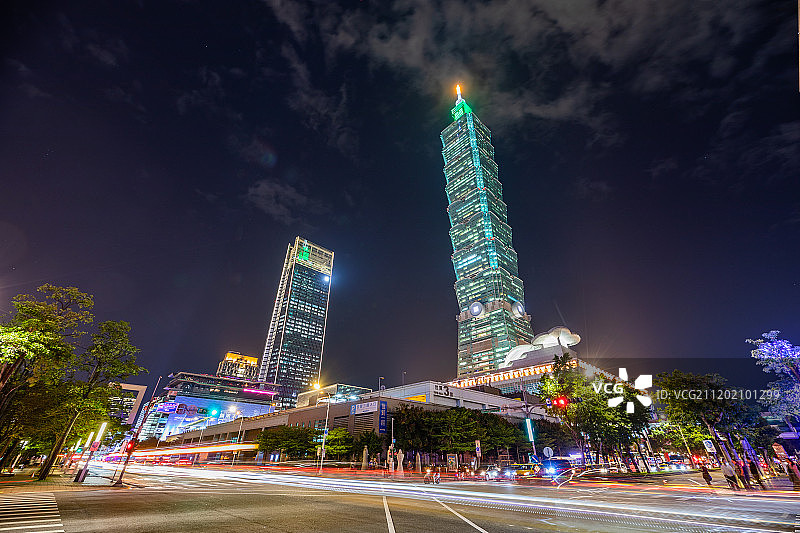 台湾台北101仰视夜景图片素材