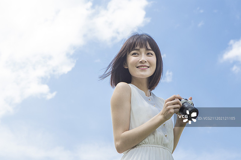 漂亮女人拿着相机图片素材