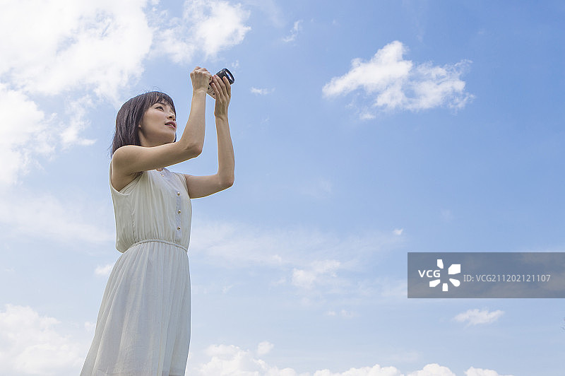 漂亮女人拿着相机图片素材