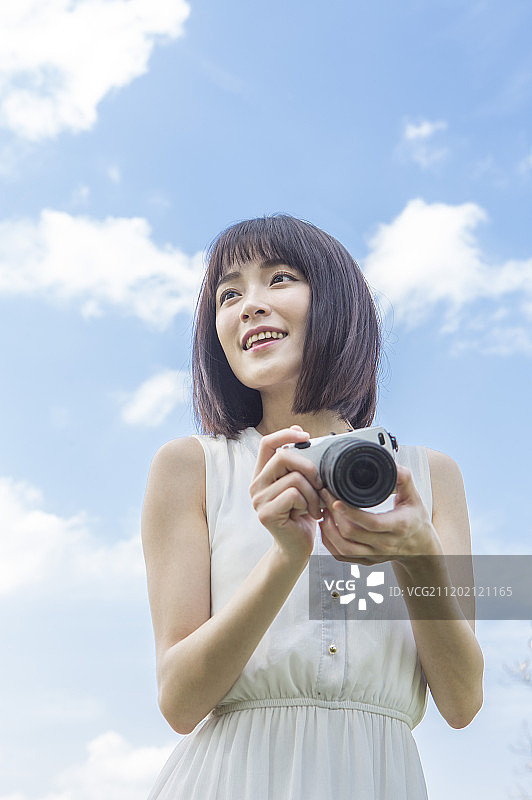 漂亮女人拿着相机图片素材