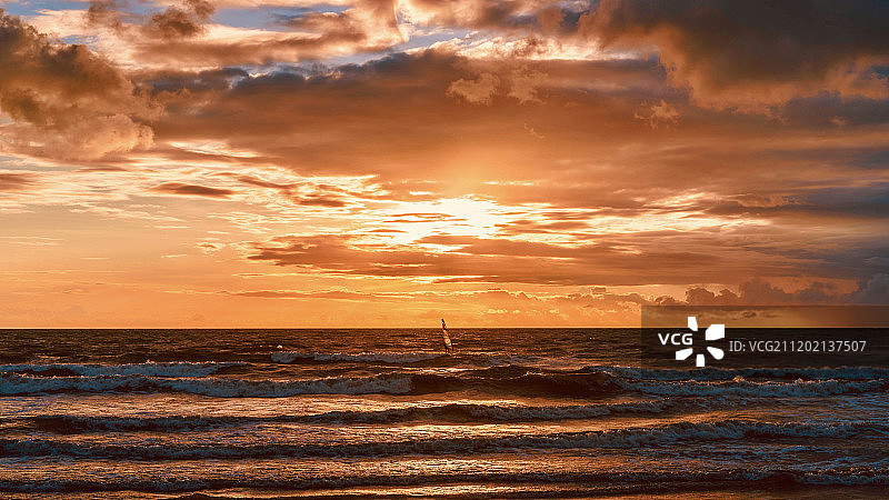 海洋上的孤帆和人图片素材