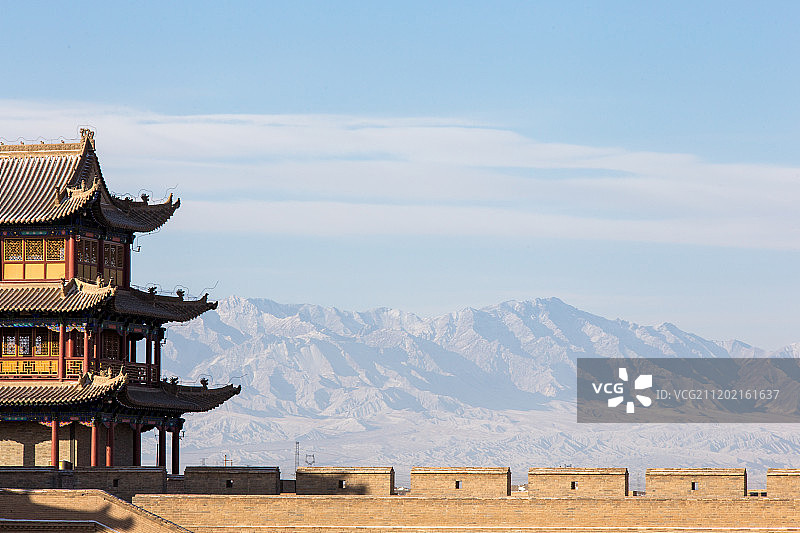嘉峪关城楼与祁连山脉图片素材
