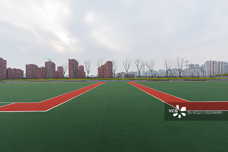 现代城市里的门球场地图片素材
