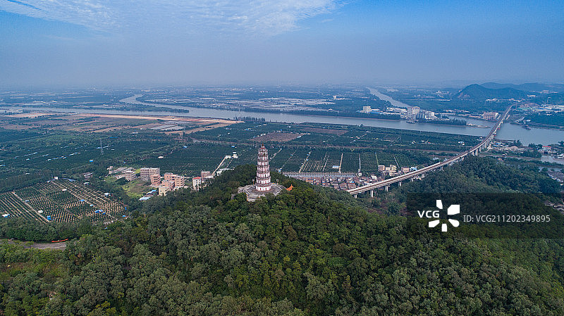 蓝天下的江门新会熊子塔图片素材