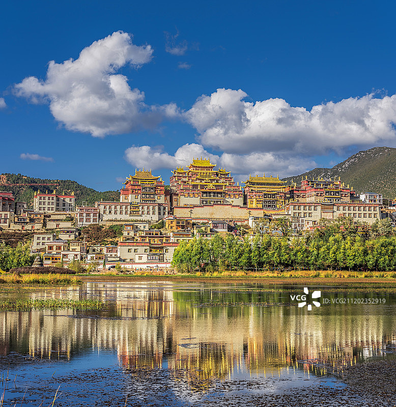 云南松赞林寺图片素材