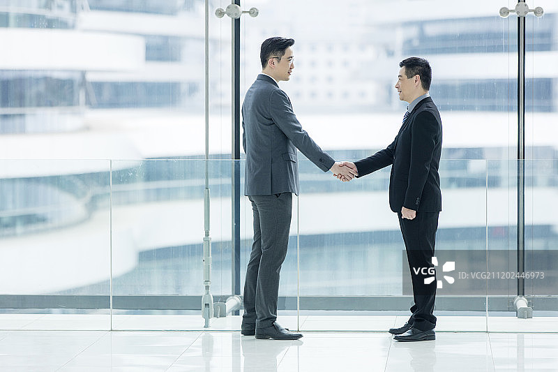 商务人士握手图片素材