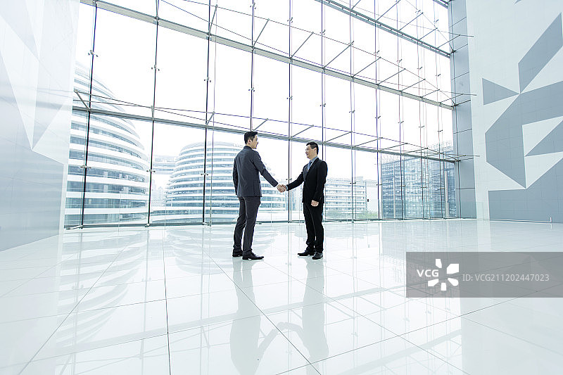 商务人士握手图片素材