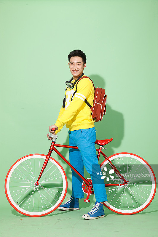 时尚的青年男人骑自行车图片素材