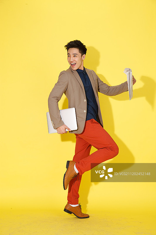 时尚的青年男人在看报纸图片素材