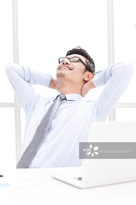 男白领在办公室工作图片素材