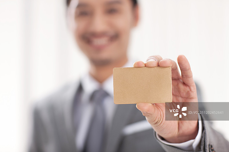 商务男士手拿信用卡图片素材