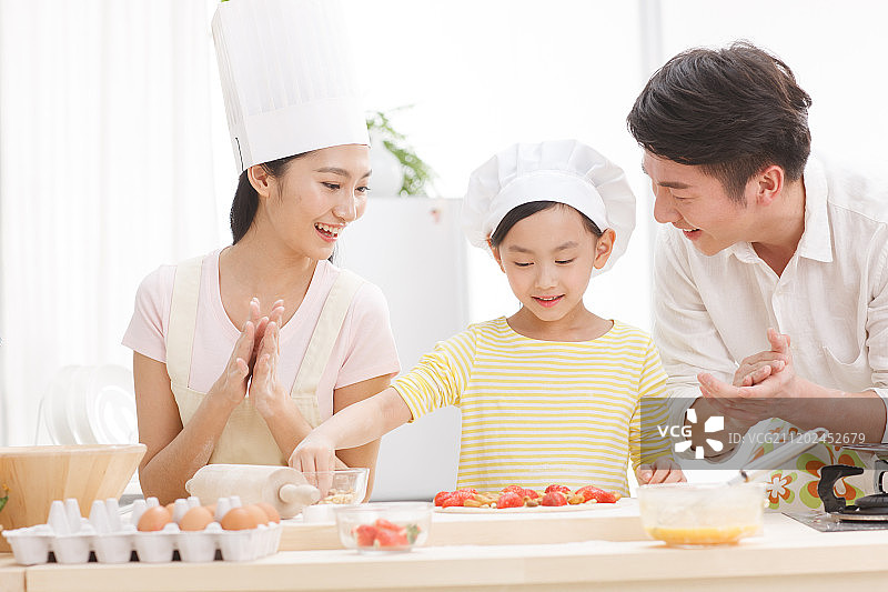 幸福的一家三口准备食物图片素材