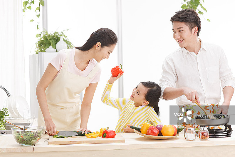 一家三口在厨房做饭图片素材