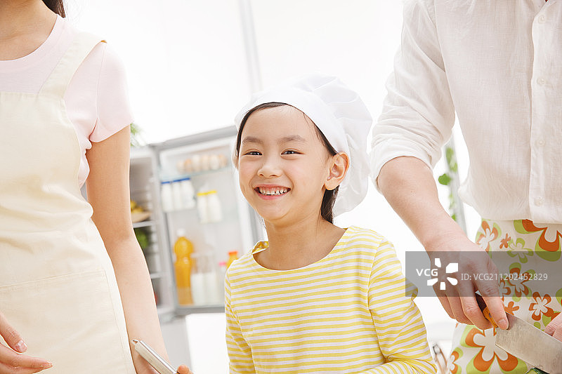 幸福的一家三口准备食物图片素材