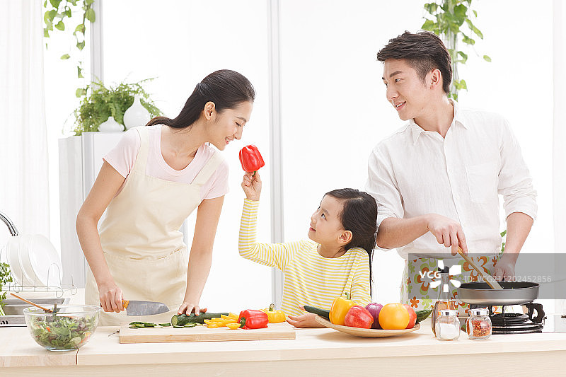 一家三口在厨房做饭图片素材