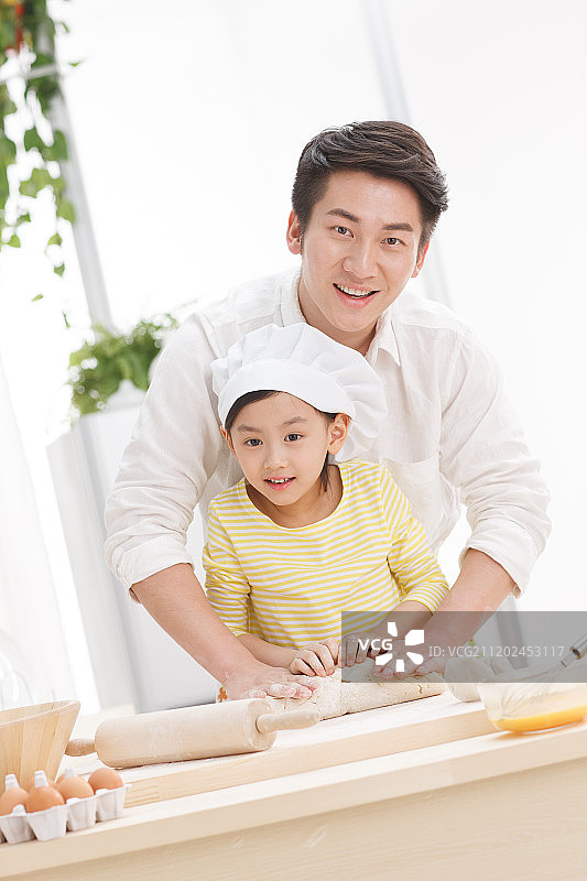 父亲和女儿在准备食物图片素材
