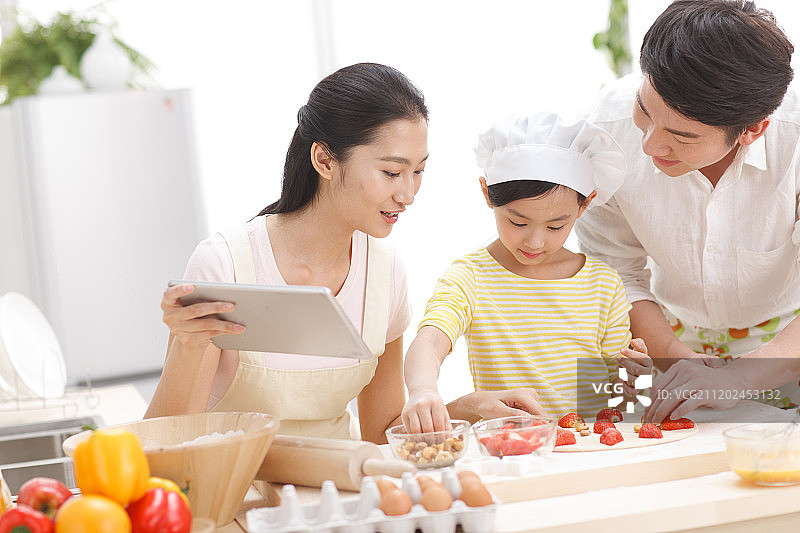 幸福的一家三口准备食物图片素材