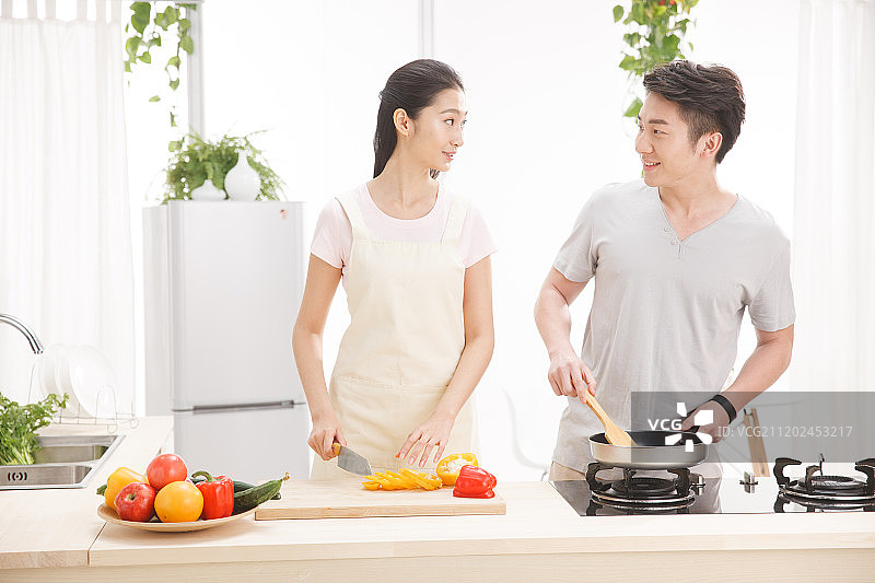 青年夫妇在厨房准备食物图片素材